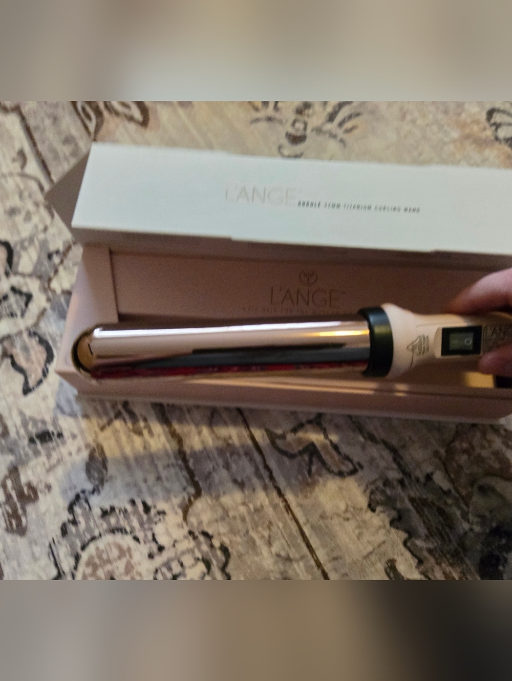 L'ANGE Ondulé 1.25" Titanium Curling Wand - Blush - Picture 3 of 4